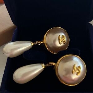 CHANEL Gold and Cream Pearl Earrings
Clip on earrings vintage